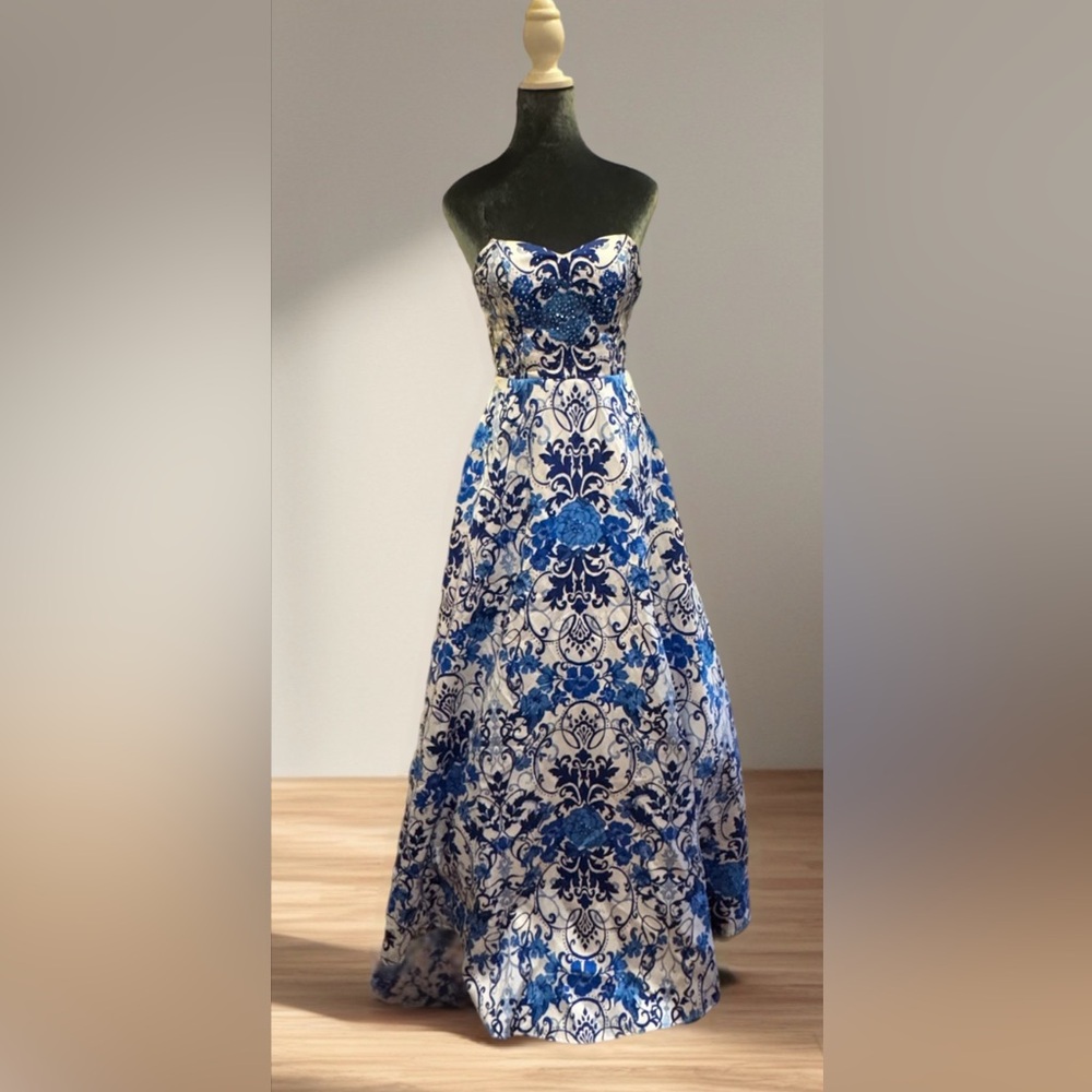 Elegant Blue and White Floral Dress, prom, formal dress, strapless SIZE 1